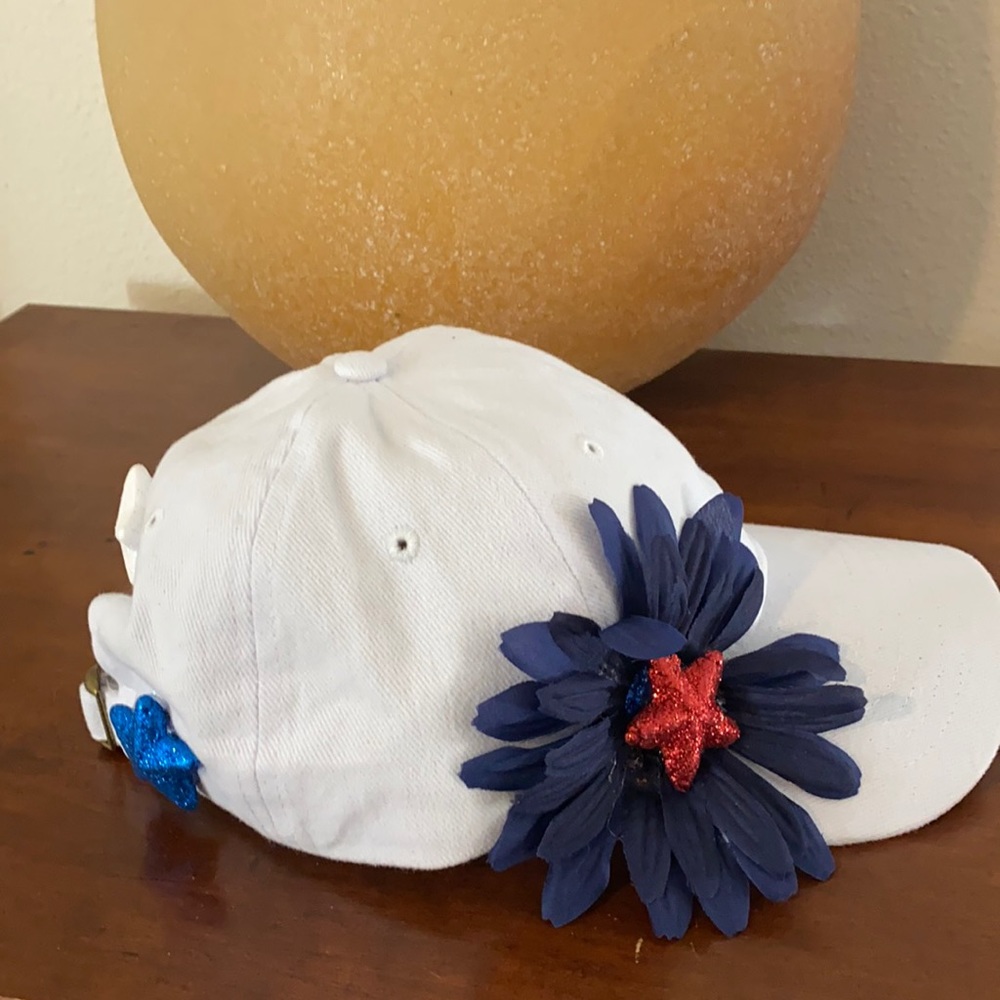 Sportsman cap with flower